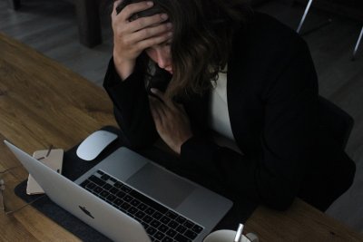 Geldstress maakt je hersenen tijdelijk trager